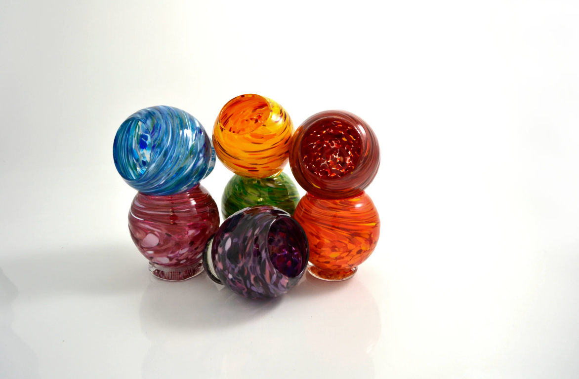 Sphères de verre soufflé colorées de Catherine Benoît