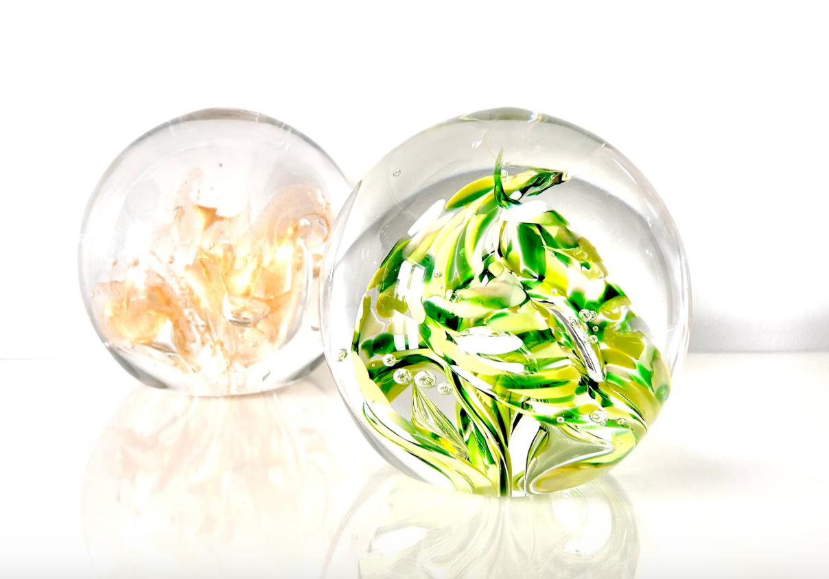 Sphères de verre botaniques de Catherine Benoît