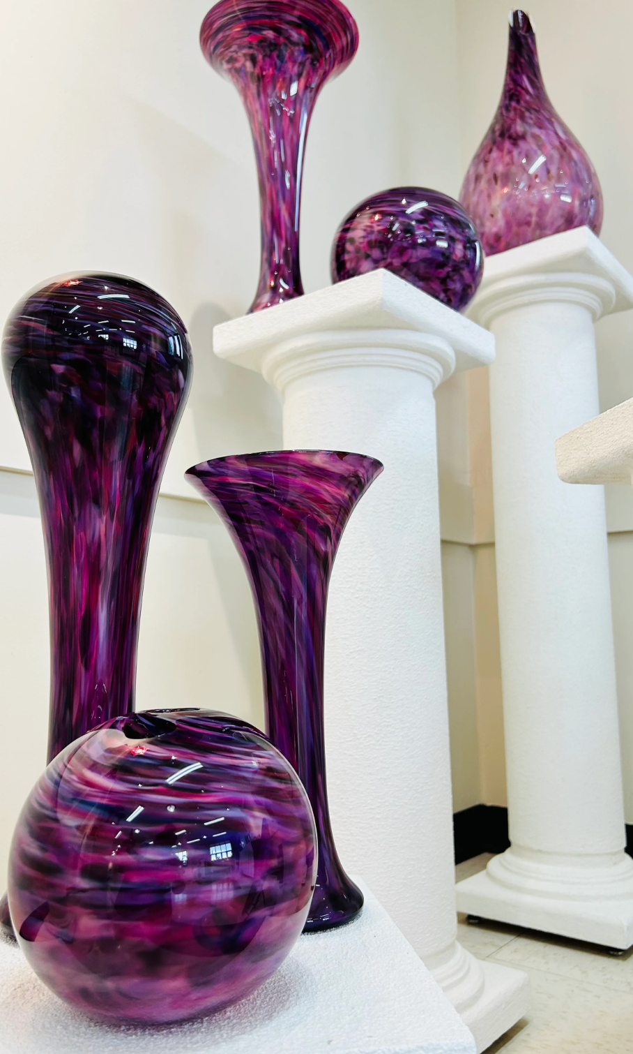 Vases soufflés violets de Catherine Benoît