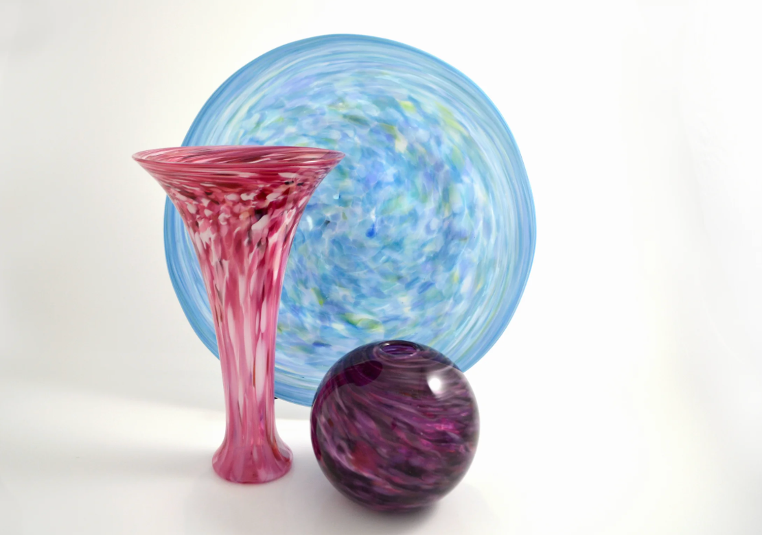 Vase rose, sphère mauve et plateau bleu soufflés de Catherine Benoît
