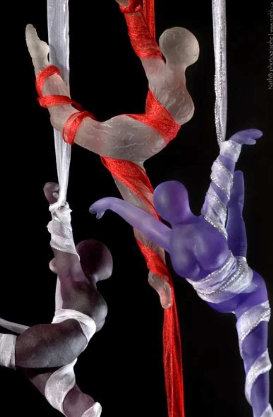 Figures acrobatiques en verre soufflé de Catherine Benoît