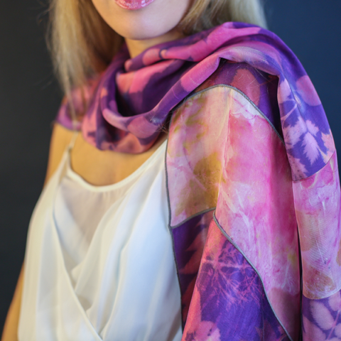 Foulard écoimprimé rose et violet de France de Roy