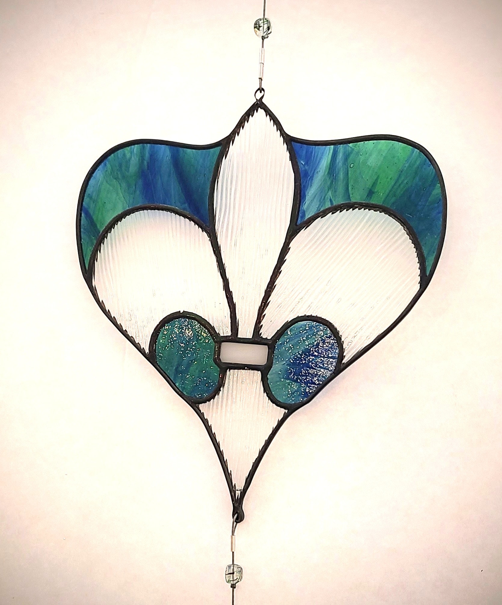 Vitrail fleur de lys bleu et vert de Sylvie Savoie
