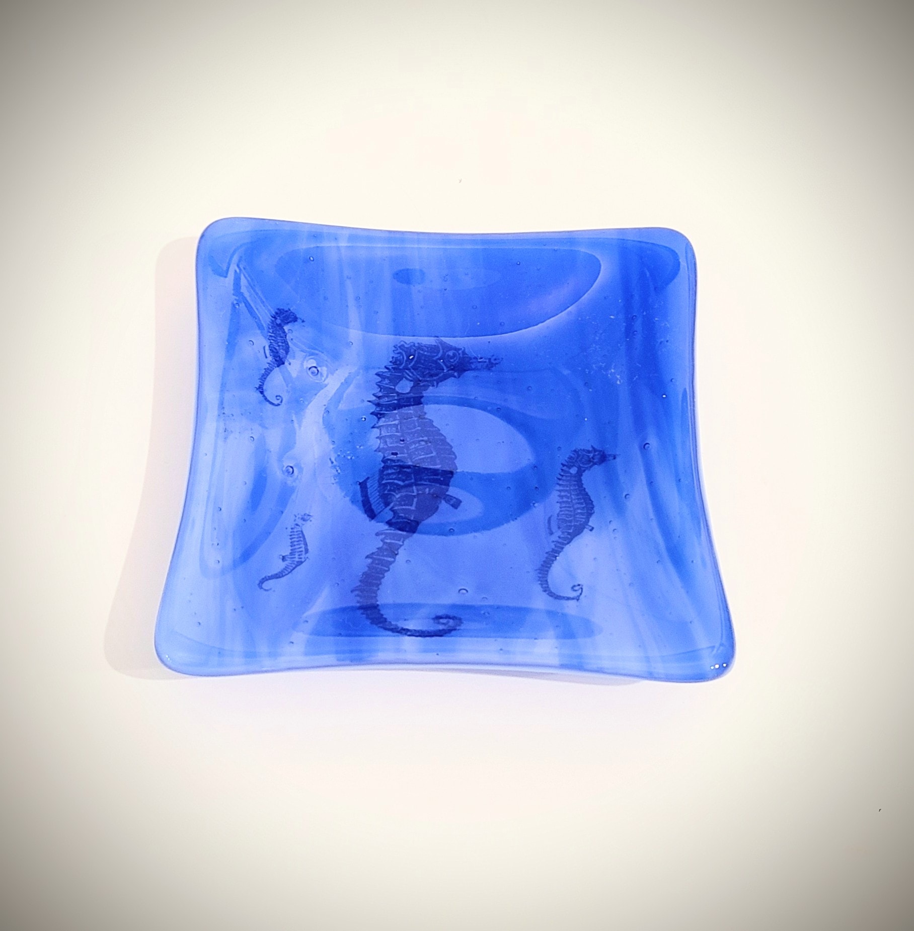 Plateau bleu avec motifs d’hippocampes de Sylvie Savoie