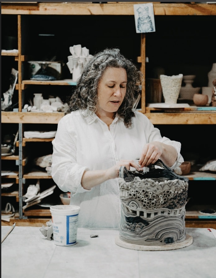 Amélie Pomerleau dans son atelier de céramique